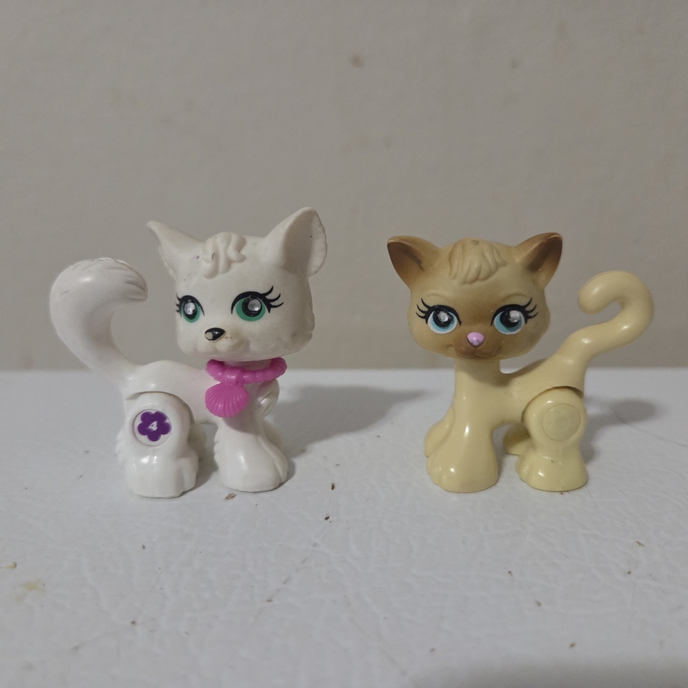 Polly Pocket Sparkling Pets Tan And White Magnetic Feet Set Of 2